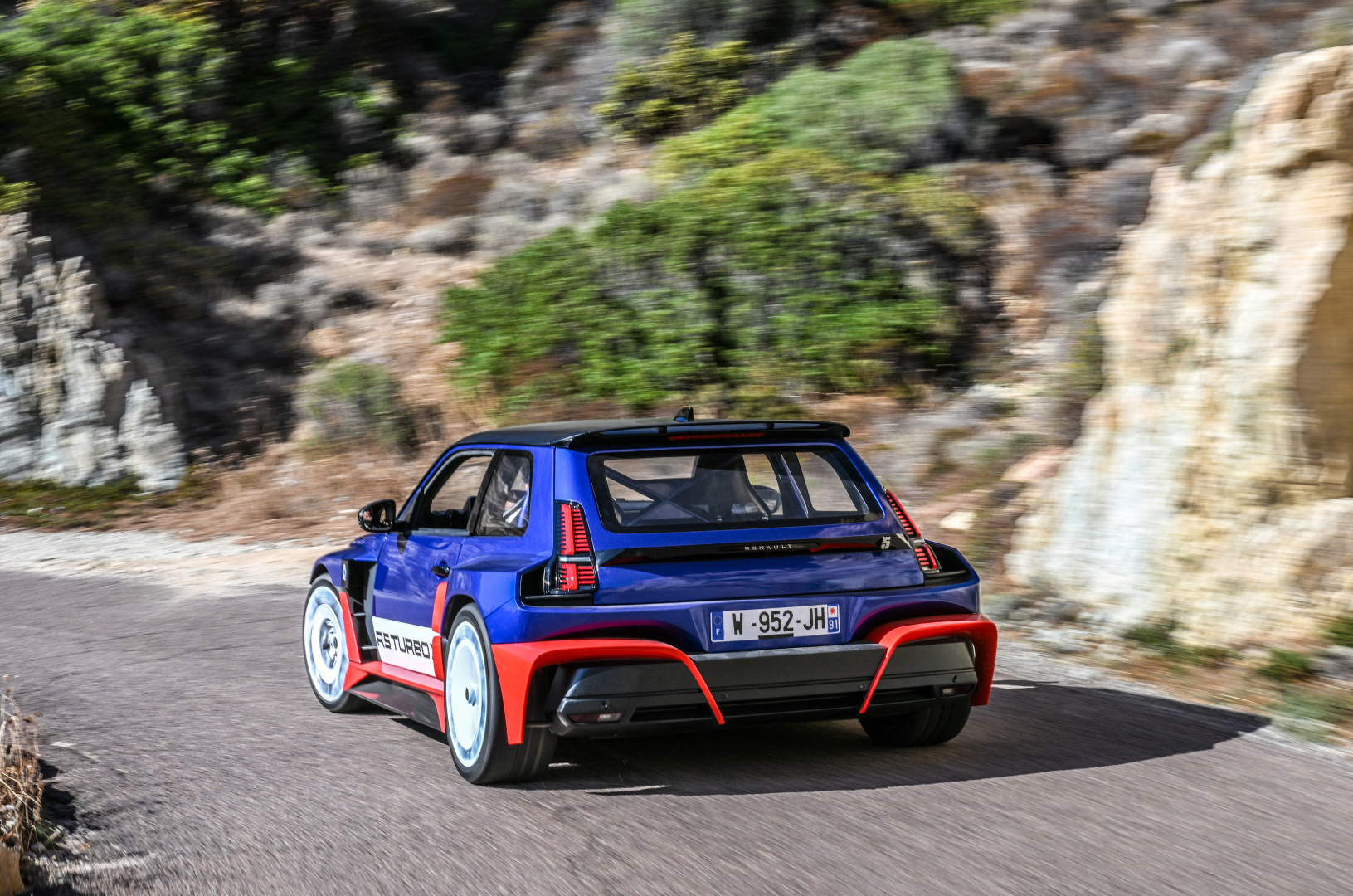 SMALL_Renault 5 Turbo 3E at the historic Tour de Corse (25)